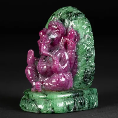 Lord Ganesh intagliato in Rubino e Zoisite