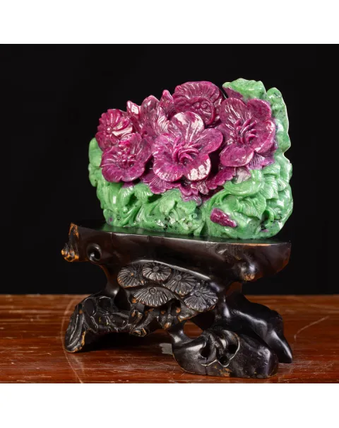 Scultura in Rubino e Zoisite: Arte Floreale Intagliata a Mano.