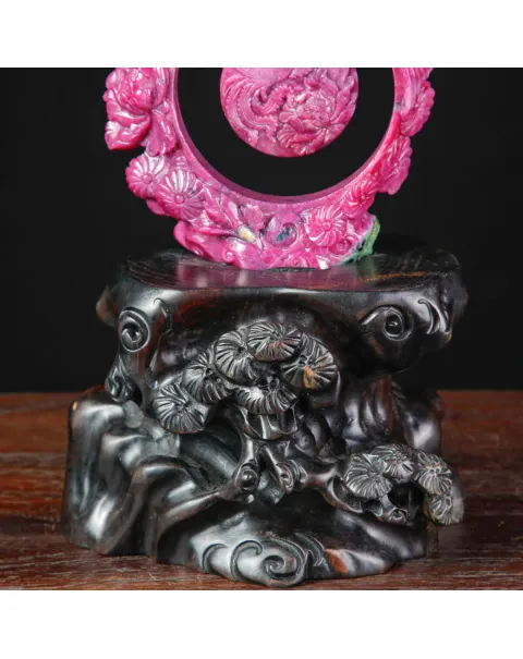 Magnifico intaglio in rubino su base in legno.