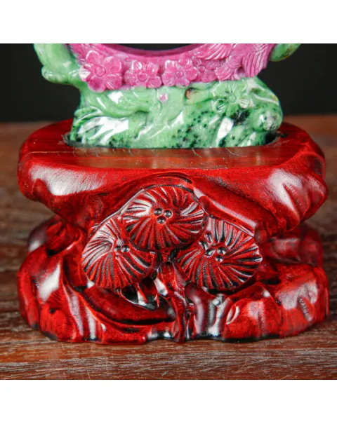 Intaglio in Rubino con Matrice di Zoisite e Base in Legno.
