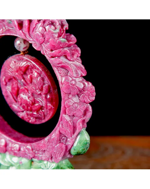 Intaglio in Rubino con Matrice di Zoisite e Base in Legno.
