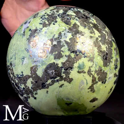 Grande Sfera in Serpentino e Pirite.