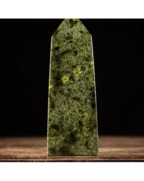 Obelisco in Serpentinite