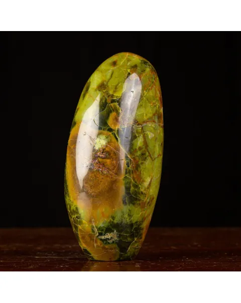 Sasso in forma libera di Serpentina del Madagascar.