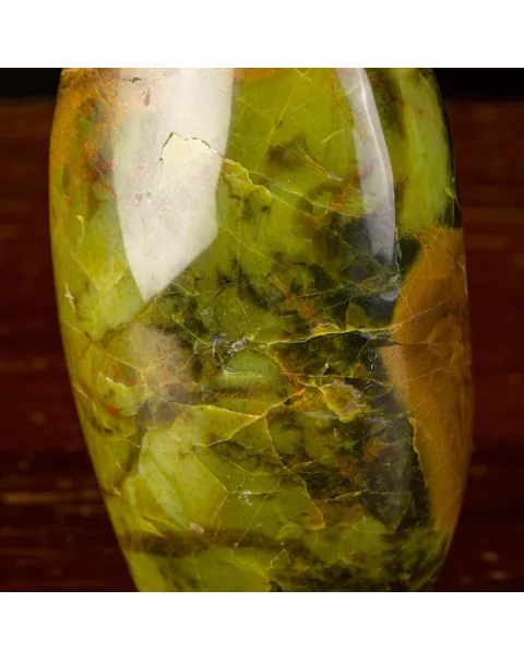 Sasso in forma libera di Serpentina del Madagascar.