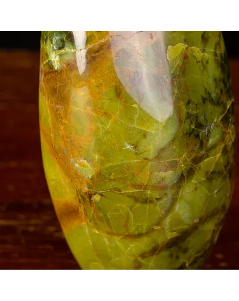 Sasso in forma libera di Serpentina del Madagascar.