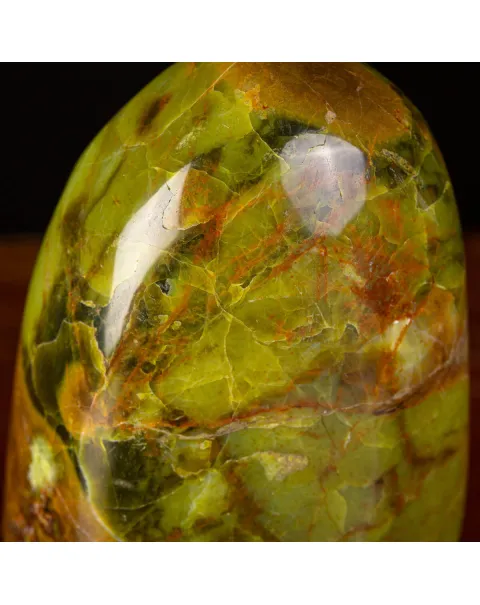 Sasso in forma libera di Serpentina del Madagascar.