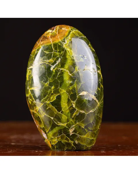 Serpentina naturale in  forma naturale lucida.