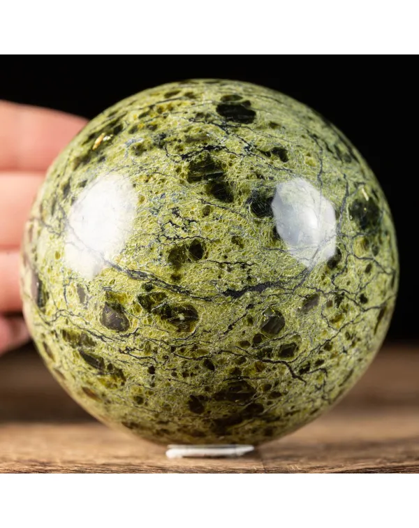 Sfera in Serpentinite con Spessartite da collezion...