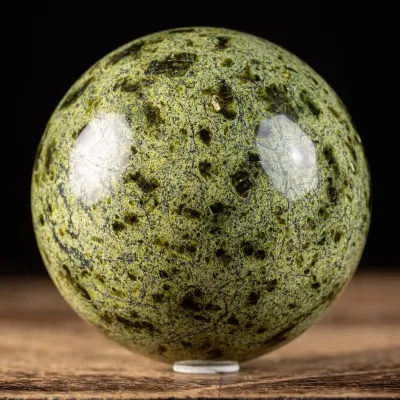 Sfera in Serpentinite e Spessartite della Cornovaglia.