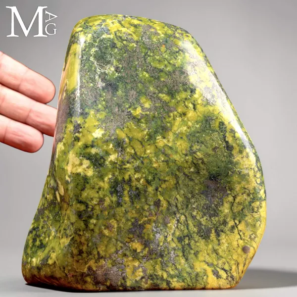 Serpentino del Perù con inclusioni di Pirite – Forma Libera Lucidata.