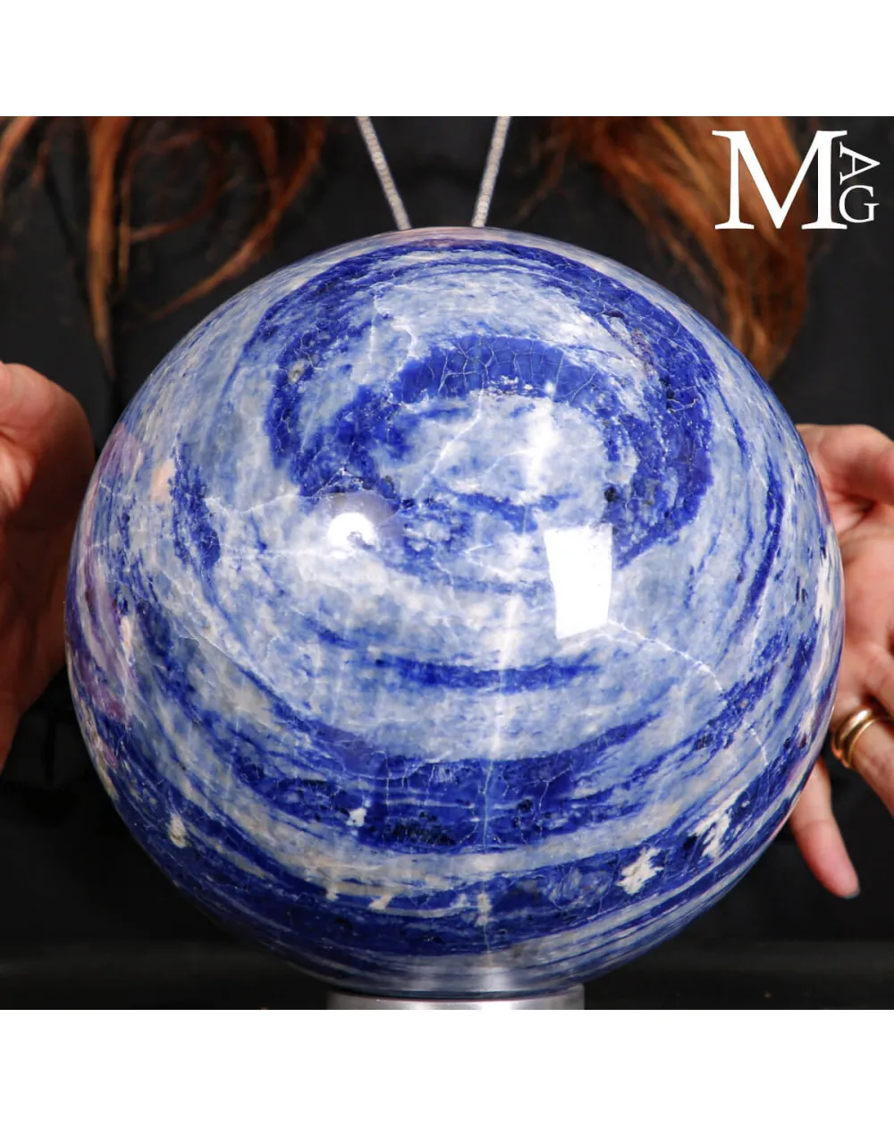 Sfera in Sodalite – Fascino Contemporaneo