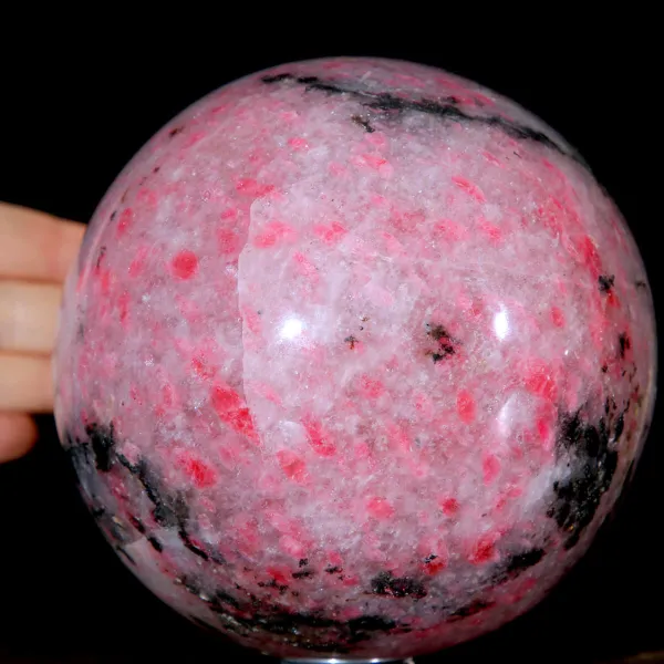 Rara Sfera in Quarzo Bianco con Inclusioni di Tormalina Rosa e Dendriti Nere.