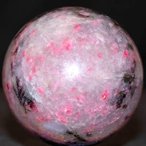 Sfera in Quarzo "Unicorn" con Inclusioni di Tormalina Rosa e Dendriti Nere.