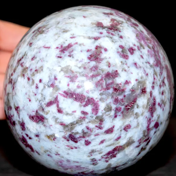 Rara sfera di Quarzo con Tormalina Rosa e Lepidolite.