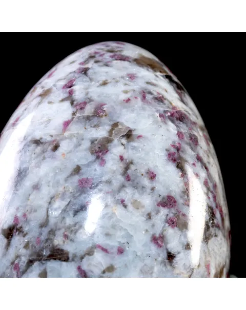 Uovo di Quarzo con Inclusioni di Tormalina Rosa e Lepidolite.