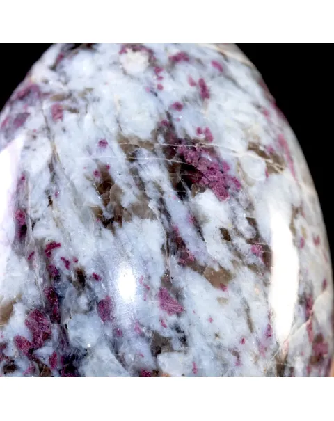 Uovo di Quarzo con Inclusioni di Tormalina Rosa e Lepidolite.