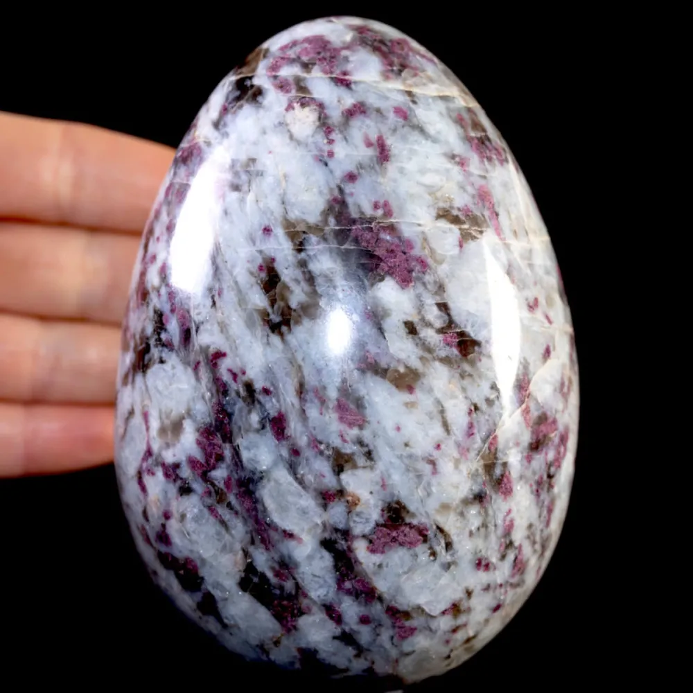 Uovo di Quarzo con Inclusioni di Tormalina Rosa e Lepidolite.