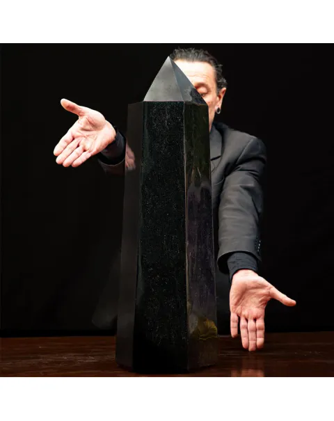 Obelisco in Tormalina Nera: Un Maestoso Elemento Decorativo.