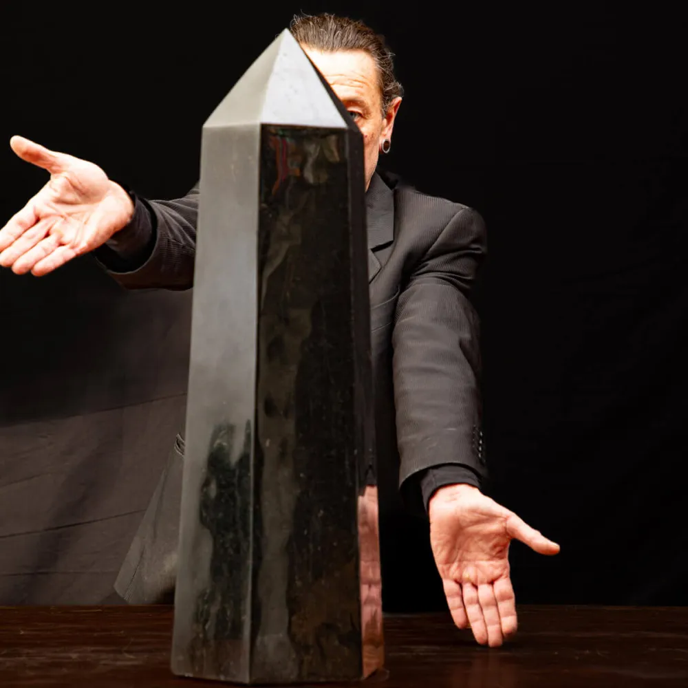 Obelisco in Tormalina Nera: Un Maestoso Elemento Decorativo.
