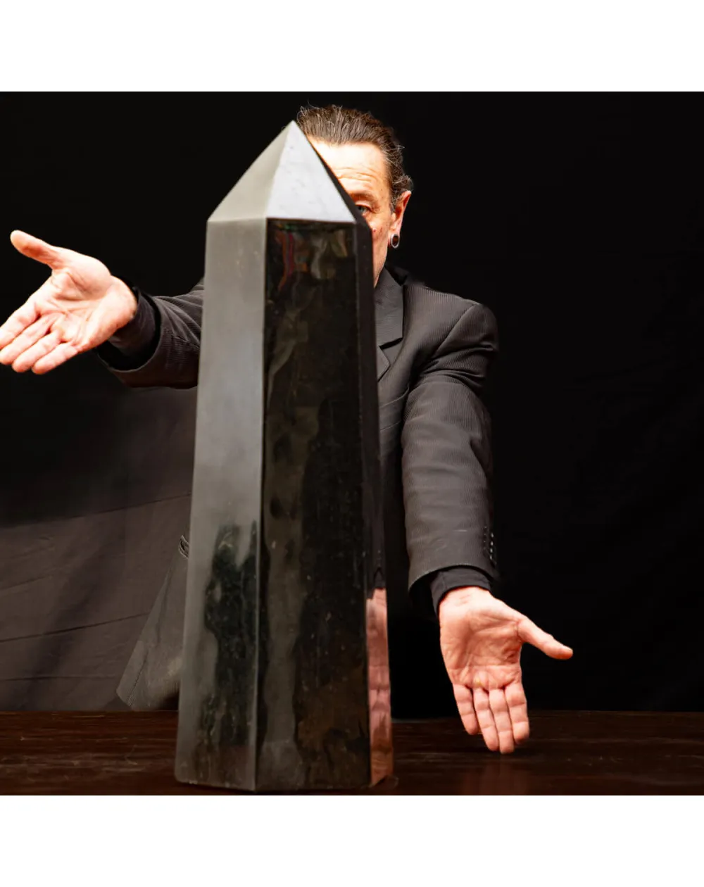 Obelisco in Tormalina Nera: Un Maestoso Elemento Decorativo.