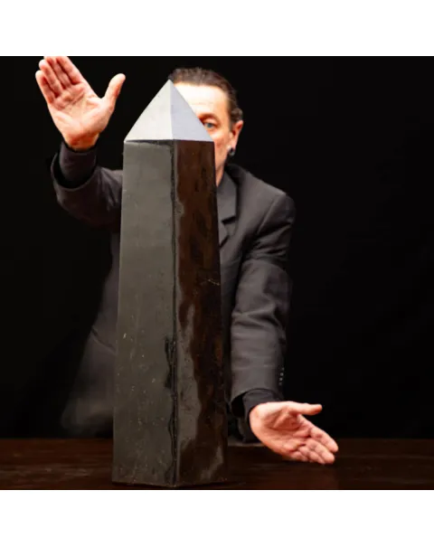 Obelisco in Tormalina Nera: Un Maestoso Elemento Decorativo.