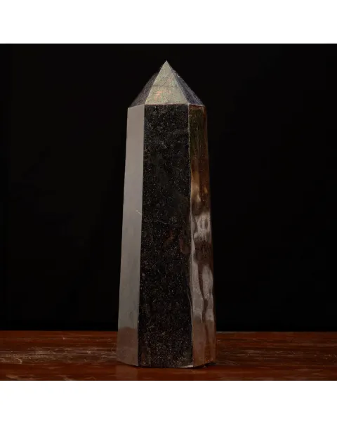 Obelisco in Tormalina Nera: Un Maestoso Elemento Decorativo.