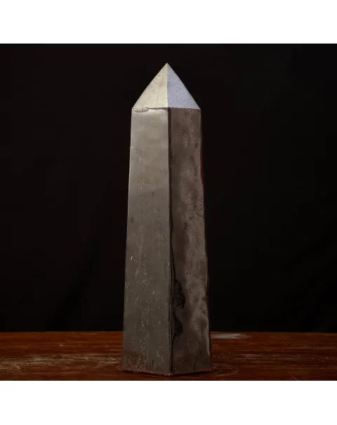 Obelisco in Tormalina Nera: Un Maestoso Elemento Decorativo.