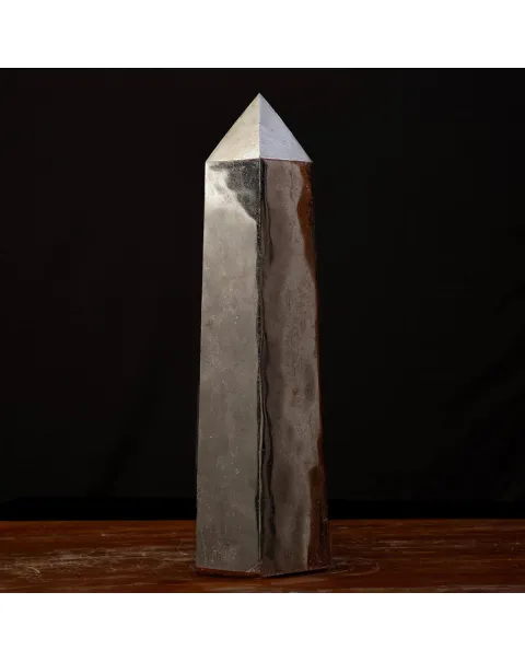 Obelisco in Tormalina Nera: Un Maestoso Elemento Decorativo.