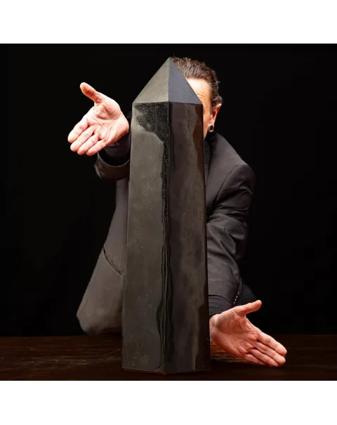 Obelisco in Tormalina Nera: Un Maestoso Elemento Decorativo.