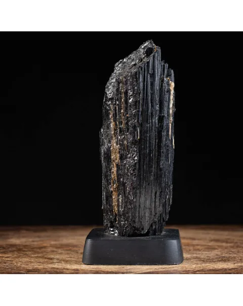 Tormalina nera l'essenza della serenità, su una base di legno.