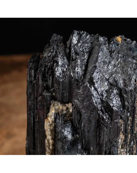 Tormalina nera l'essenza della serenità, su una base di legno.
