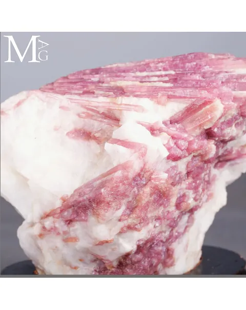 Tormalina Rosa del Brasile – Cristalli Prismatici in Matrice di Quarzo
