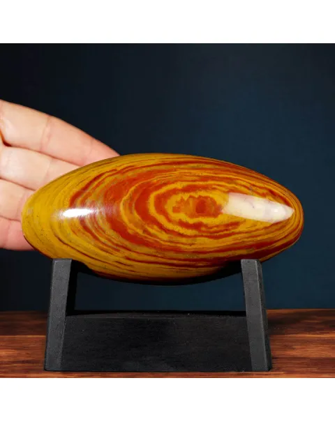 Shiva Lingam in Diaspro Rosso – Simbolo Sacro di Energia e Equilibrio.