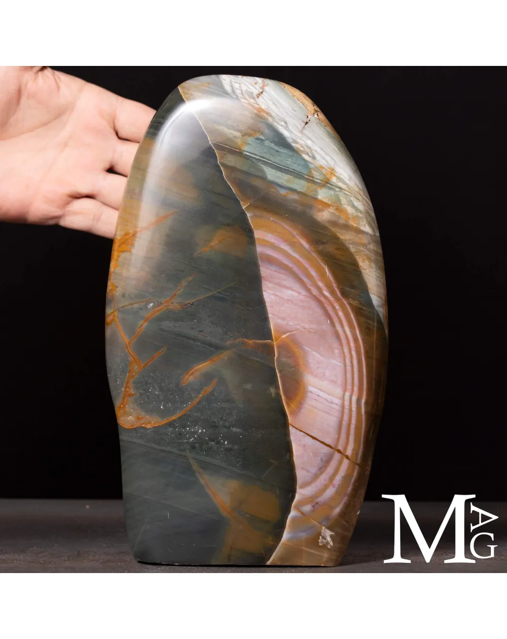 Diaspro Policromo – Scultura Naturale con Bande Multicolore
