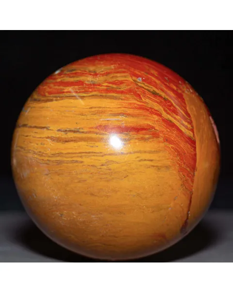 Sfera in Diaspro Rosso del Madagascar.