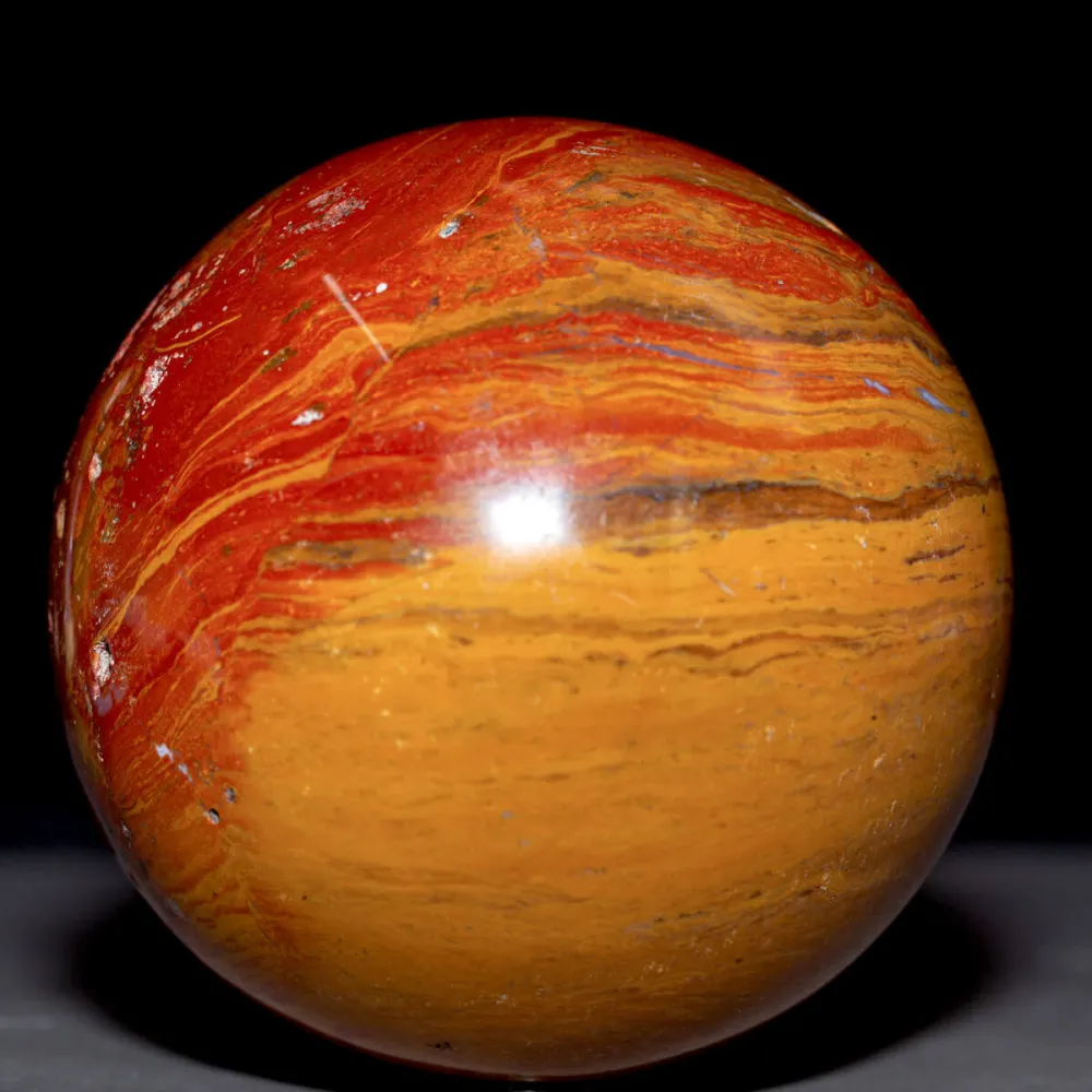 Sfera in Diaspro Rosso del Madagascar.