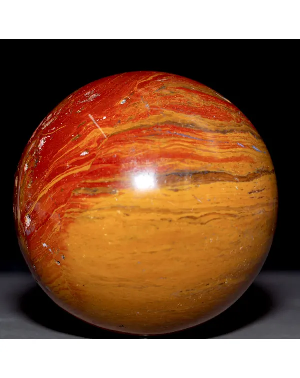 Sfera in Diaspro Rosso del Madagascar.