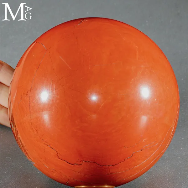 Sfera in Diaspro Rosso del Madagascar.