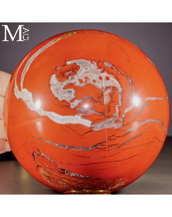 Sfera in Diaspro Rosso con Venature Naturali.