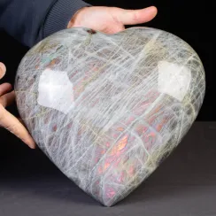 Intagli di Labradorite a Forma di Cuore: Bellezza, Luminescenza e Energia (21)