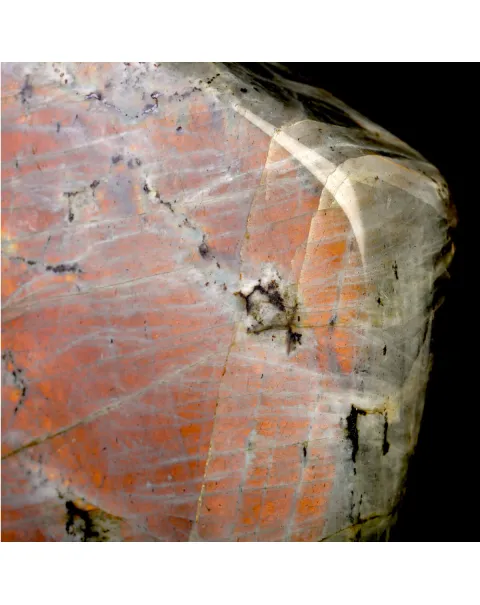 Labradorite Rossa in Forma Libera del Madagascar.