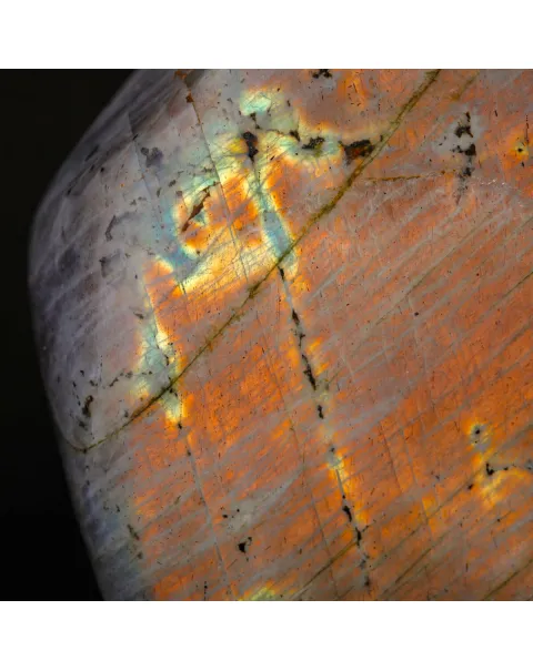 Labradorite Rossa in Forma Libera del Madagascar.