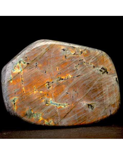 Labradorite Rossa in Forma Libera del Madagascar.