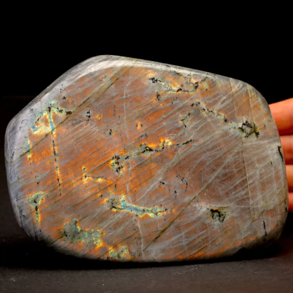 Labradorite Rossa in Forma Libera del Madagascar.