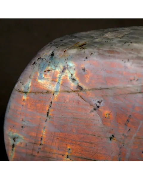 Labradorite Rossa in Forma Libera del Madagascar.