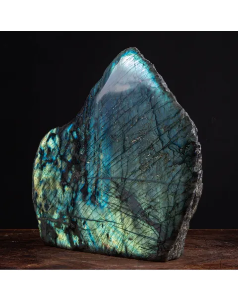 Labradorite del Madagascar: Capolavoro di Natura e Energia.