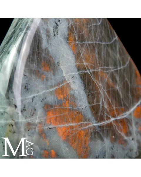 Labradorite – Riflessi Arancio-Oro Unici