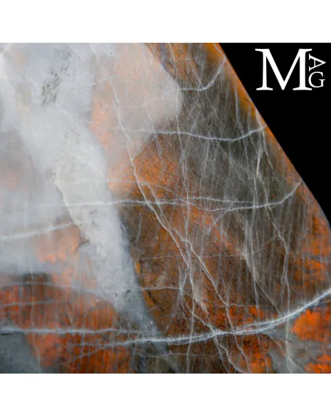 Labradorite – Riflessi Arancio-Oro Unici