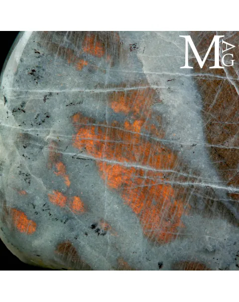 Labradorite – Riflessi Arancio-Oro Unici
